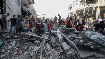 İsrail Ordusu Gazze'de Bir Günde  320 Yeri Bombaladı 
