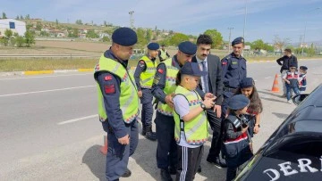 Jandarma ekipleri öğrencilere trafik eğitimi verdi