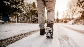 Kar ve Buzda Yürürken Ani Hareket Etmeyin