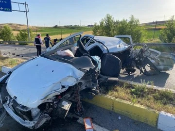 Kaza Yapan Araç İkiye Bölündü, 2 Kişi Öldü 
