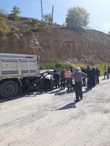 Koyulhisar'da Otomobil Kamyona Çarptı: 5 yaralı