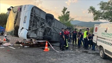 Kum Yüklü Kamyon Otobüse Çarptı, 6 Kişi Öldü, 42 Kişi Yaralandı