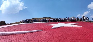 Merhum Sivaslı Lider Anısına 700 Metrekare Türk  Bayrağı Yapıldı 