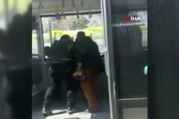 Metrobüste Bıçaklı Kavga