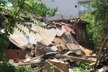 Metruk Ev Çöktü, 2 Kişi Hayatını Kaybetti