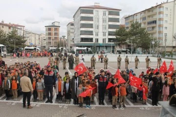 Jandarma Ekipleri Çocuklarla İstiklâl Marşı Okudu 
