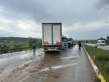 Sivas'ta Yağış Nedeniyle Kontrolden Çıkan Mermer Yüklü TIR Kaza Yaptı!