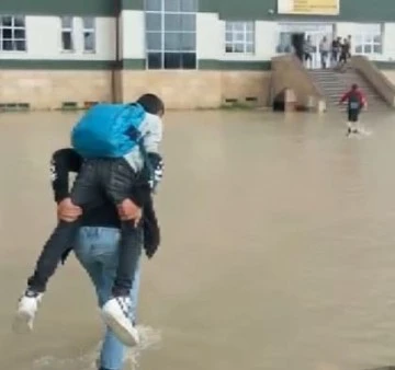 Okul Bahçesi Sular Altında Kaldı, Öğrenciler Birbirini Sırtladı