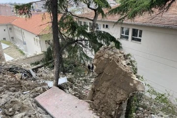 Okul Bahçesindeki İstinat Duvarı Çöktü 