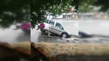 Otomobil Yağışta  Çöken Yola Düştü 