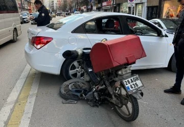 Otomobile Çarpan Sürücü İkiye Bölündü: Sürücü Yaralandı 