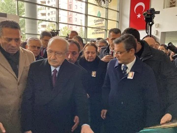 Özgür Özel ve Kemal Kılıçdaroğlu Cenaze Töreninde Bir Araya Geldi