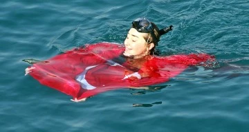 Şahika Ercümen Cumhuriyet için Türk Bayrağını Denizde Dalgalandırdı