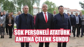 SGK Personeli Atatürk Anıtına Çelenk Sundu