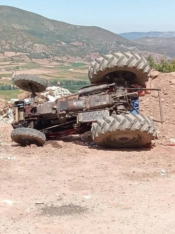 Sivas'a Gelen Traktör Virajı Alamayıp Devrildi 