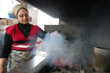 Malatya'nın Tek Kadın Kebapçısı Sivas Belediyesi'nin İnşa Ettiği Konteynerde Hayata Tutunmaya  Çalışıyor 