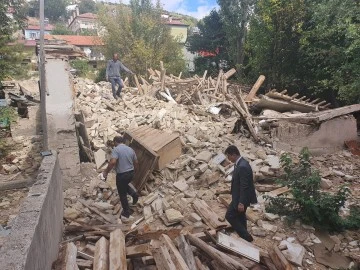 Sivas'ta Ağır Hasarlı Binalar Yıkılıyor 