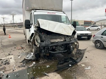 Sivas’ta çarpışan kamyonetlerden biri devrildi: 1 yaralı