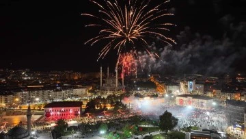 Sivas’ta Cumhuriyet’in 100’üncü Yılına Havai Fişekli Kutlama