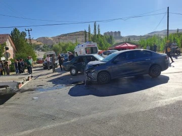 Sivas'ta İki Otomobil Çarpıştı 