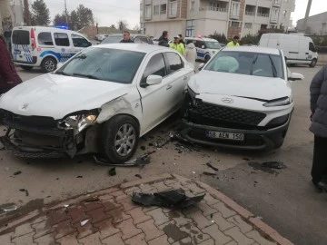 Sivas'ta İki Otomobil Çapıştı 