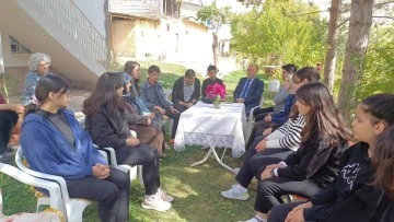 Sivas'ta Lise Öğrencileri Yaşlı Vatandaşları Ziyaret Etti 