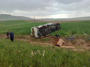 Sivas'ta Minibüs Tarlaya Uçtu: 13 Yaralı