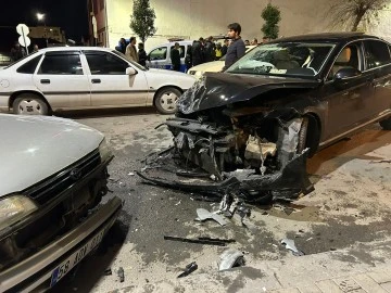 Sivas'ta Otomobiller Çarpıştı, Yaralılar Var 