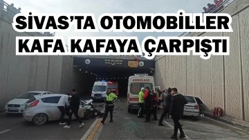 Sivas'ta Otomobiller Kafa Kafaya Çarpıştı