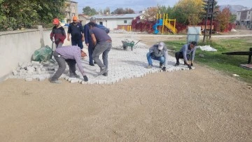 Sivas'ta Parke Döşeme Çalışmaları Sürüyor 