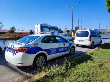 Sivas'ta Polisten Kaçan Araçtan 8 Kaçak Göçmen Çıktı