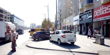Sivas'ta Sürücülerin Trafik Duyarsızlığı! Kural Var, Uyan Yok! Otobüsler İçin Ayrılan Durak Ceplerini İşgal Ediyorlar! 