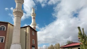Sivas'ta Yıldırım Düşen Caminin Minaresi Onarılacak 