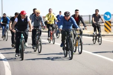 Sivas Valisi Şimşek, Sağlık için 10 Kilometre Pedal Çevirdi 