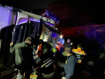 Sivas Yolunda Korkutan Kaza:  Sürücü Yan Yatan Tırın Altına Sıkıştı 