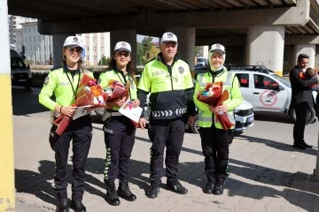 Sivaslı Halk Otobüsçülerinden Kadın Polislere  Çiçekli Teşekkür 