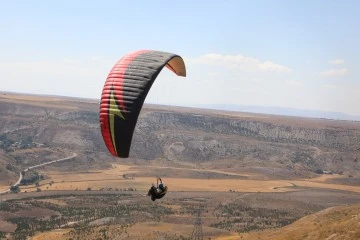 Sivaslı Paraşütçüler Gökyüzünde Türk Bayrağı Açtı