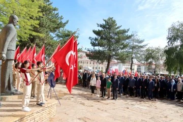 Sivaslı Çocuklar Atatürk Anıtı'na Çelenk Sundu 
