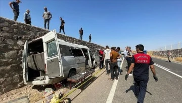 Tarım İşçilerini Taşıyan Minibüs İstinat Duvarına Çarptı: 3 ölü,  yaralı