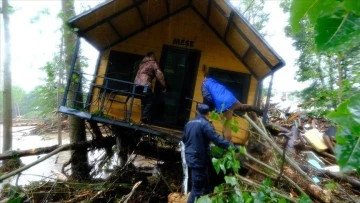 Taşkın Yüzünden Ormanda Mahsur Kalan 2 Kişi Kurtarıldı