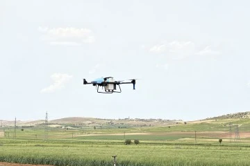 Teknoloji İle Tanışan Çiftçi, Drone İle Zirai İlaçlama Yapıyor