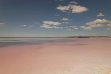 Turistik Göl Pembe Renge Büründü