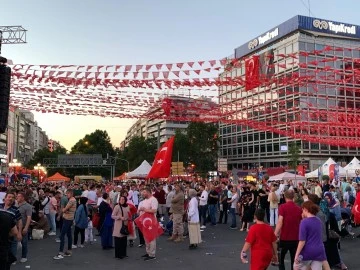 Vatandaşlar 15 Temmuz’un yıldönümümde Kızılay’da toplandı
