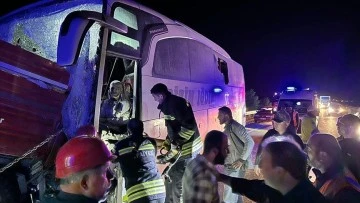 Yolcu Otobüsü Traktöre Çarptı, 18 Yaralı 