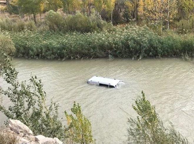 Kelkit Çayı´na devrilen minibüsün sürücüsü yüzerek kurtuldu