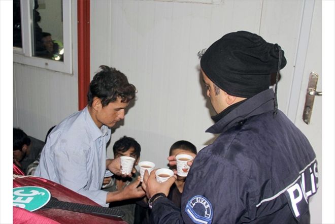 Polisten üşüyen kaçak göçmenlere sıcak çay 