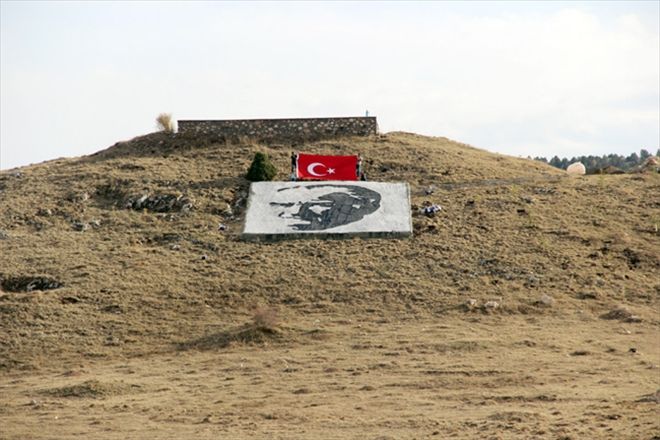 Köy sakinleri dev Atatürk portresi yaptı 