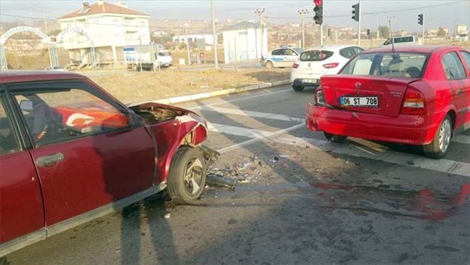 Duran otomobile çarptı: 1 yaralı
