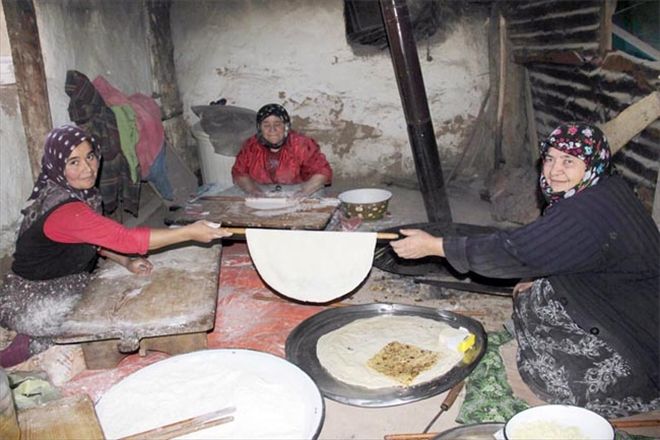Köyde kadınların imece usulü kış hazırlığı 