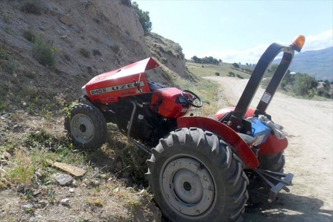 Traktör toprak yığınına çarpttı 4 YARALI